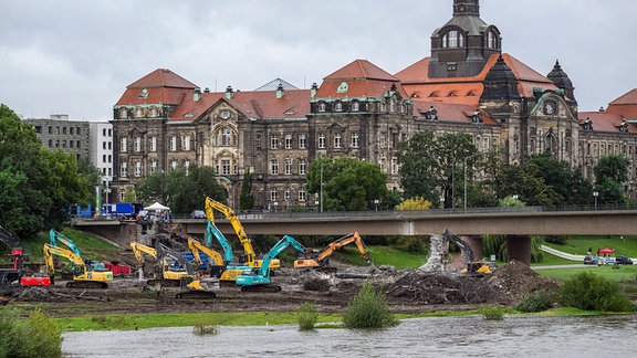 Mit Baggern werden weitere Teile der eingestürzten Carolabrücke abgerissen. Die Abriss- und Räumarbeiten nach dem Teileinsturz der Carolabrücke in Dresden kommen gut voran.