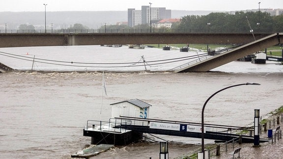 Es regnet in Dresden, der Flusspegel steigt.