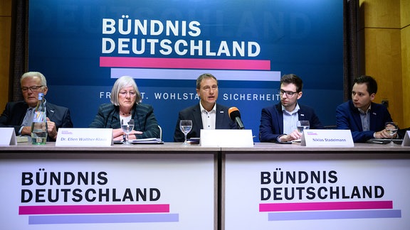 Der Parteivorsitzende Steffen Große (M) stellt zusammen mit Walter Münnich (l-r), Ellen Walther-Klaus, Niklas Stadelmann und Jonathan Sieber in einem Berliner Hotel die neue Partei „Bündnis Deutschland“ vor.