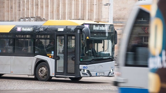 Ein Bus der LVB fährt durch Leipzig.