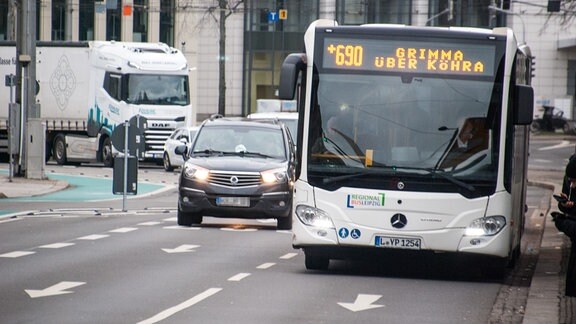 Ein Bus der LVB fährt durch Leipzig.