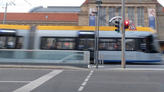 Ein Bus steht am Hauptbahnhof in Leipzig