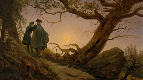 Gemälde, zwei Männer stehen neben einem Baum und blicken über eine Landschaft über der eine Mondsichel hängt.