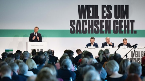 Michael Kretschmer (CDU, l), Ministerpräsident von Sachsen, spricht auf der Landesvertreterversammlung der CDU Sachsen im Internationalen Congress Center Dresden.