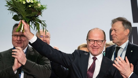 Oliver Schenk (CDU, M), Chef der Staatskanzlei in Sachsen, erhält nach seiner Wahl auf Platz 1 zur Europawahl auf der Landesvertreterversammlung der CDU Sachsen einen Blumenstrauß.