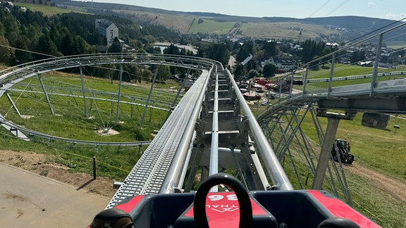 Allwetterrodelbahn Oberwiesenthal - Blick aus einem fahrenden Wagen heraus auf die Bahn