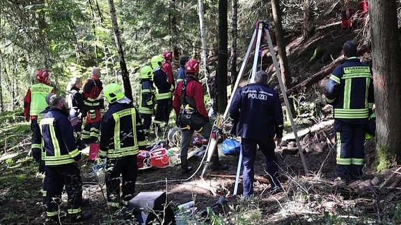 Rettungskräfte in einem Wald