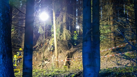 Einsatzkräfte im nächtlichen Wald