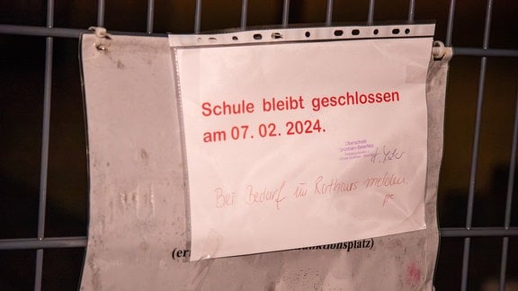 Ein Schild weist darauf hin, dass eine Schule am 7.2.2024 geschlossen bleibt. 