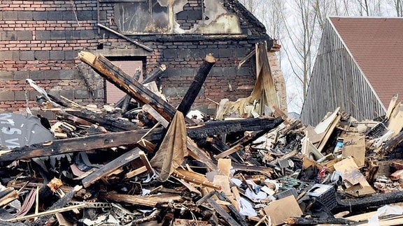 Nahaufnahme eines eingestürzten und abgebrannten Hauses
