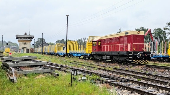 Eine Diesellok steht auf einem Gleis
