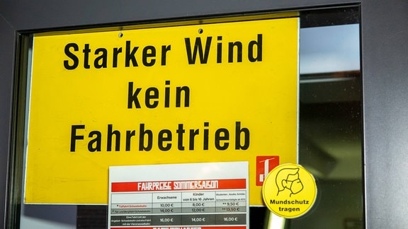 Ein Schild mit der Aufschrift: "Straker Wind. Kein fahrbetrieb"