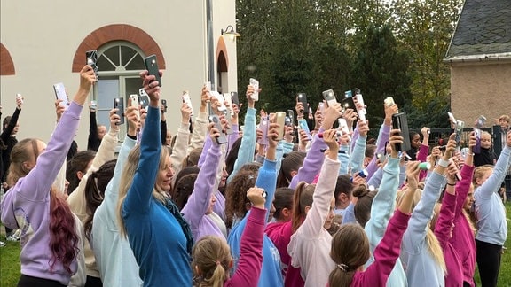 Kinder und Jugendliche tanzen einen Flashmob zum Steigerlied. 