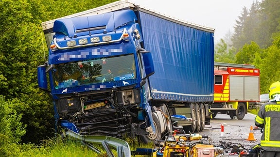 Ein Rettungseinsatz bei einem Unfall mit einem LKW und einem PKW