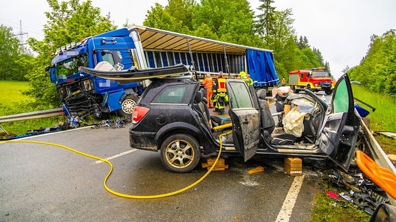 Ein Rettungseinsatz bei einem Unfall mit einem LKW und einem PKW