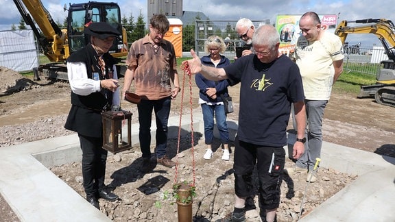 An einem vier Quadratmeter großem Fundament auf dem Fichtelberg wird eine Kasel versenkt.