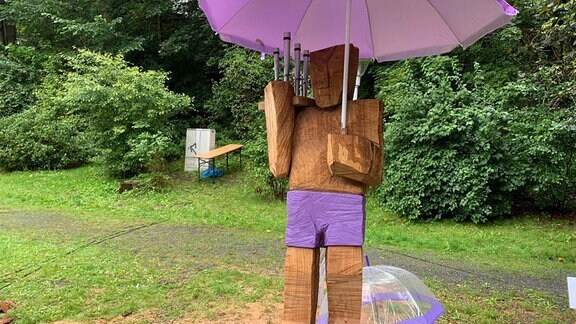 Holzbildhauer arbeiten an Skulpturen für Purple Path