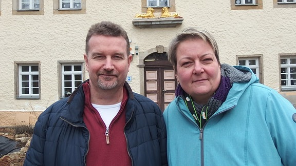 Lutz Dietel und Anja Jost vom Verein "Hammerwerk Schmalzgrube" vor einem Haus.