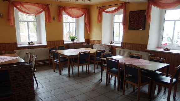 Ein Gastraum mit Tischen und Stühlen Hammerwerk Schmalzgrube.