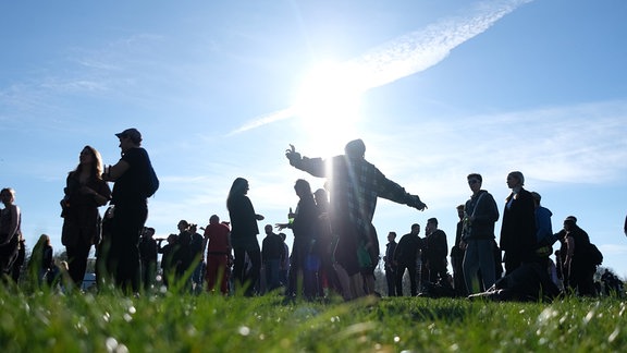 Jugendliche tanzen in der Sonne.