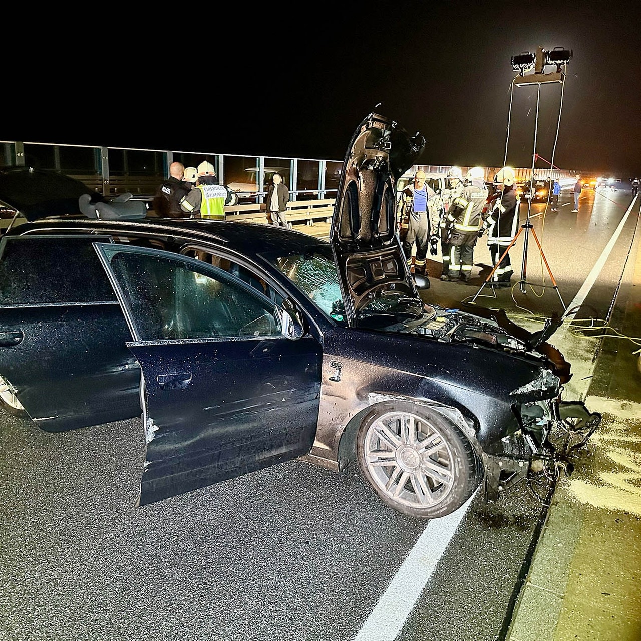 Gestohlener Unfallwagen in Markersbach zurückgelassen: Polizei sucht Fahrer  oder Fahrerin