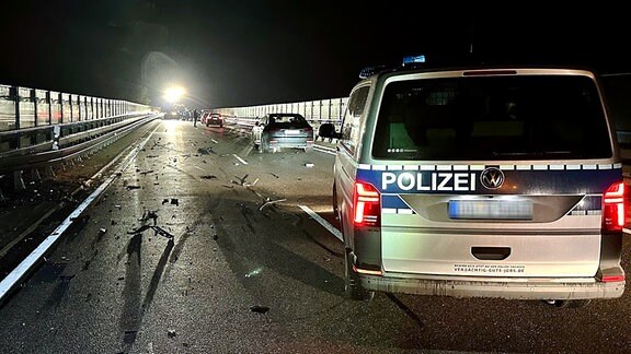 Polizei sichert eine Unfallstelle ab.