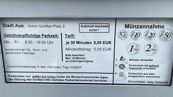 Anzeige eines Parkscheinautomaten mit Gebührentabelle