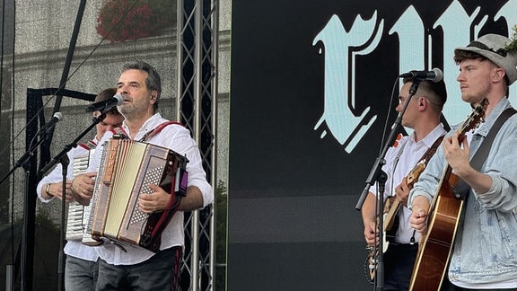 Musiker Thomas Unger und Toni Kraus musizieren auf einer Bühne. 