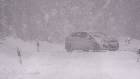 starker Schneefall, die Straßen sind weiß ein Auto ist kaum zu erkennen