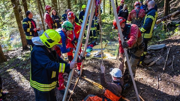 Rettungskräfte fahren in einen alten Stollen ein.