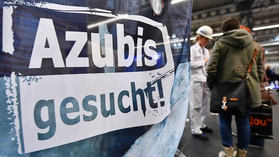 «Azubis gesucht» steht auf einem Banner am Stand einer Firma beim Forum Berufsstart Mitteldeutschland in Erfurt. 