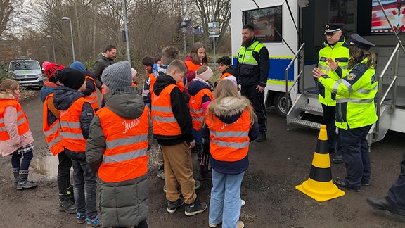 Eine Gruppe von Kindern vor dem Infomobil der Bundespolizei.