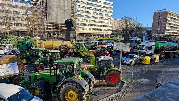 Traktoren stehen in Chemnitz am Karl-Marx-Denkmal.