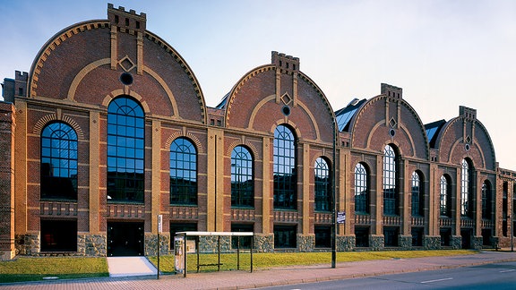 Industriemuseum Chemnitz, Fassade von vier Hallen mit abgerundeten Gibeln und großen Fensterfronten. 