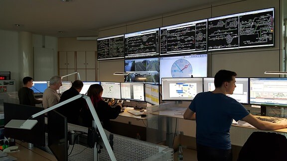 In der Leitzentrale der Länderbahn in Neumark kontrollieren mehrere Mitarbeiter an Monitoren die Pünktlichkeit der Züge