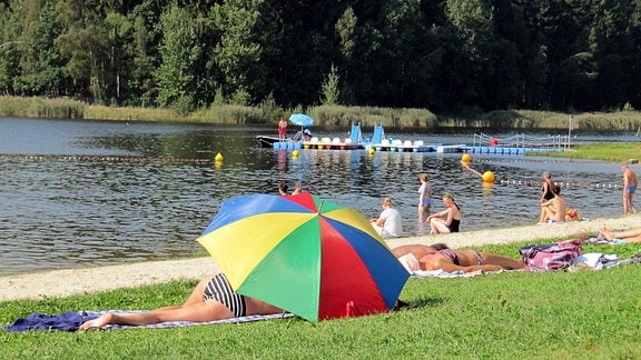 Jede Menge Badegäste und Sonnenanbeter nutzen Wiese und Wasser des Stausees Rabenstein