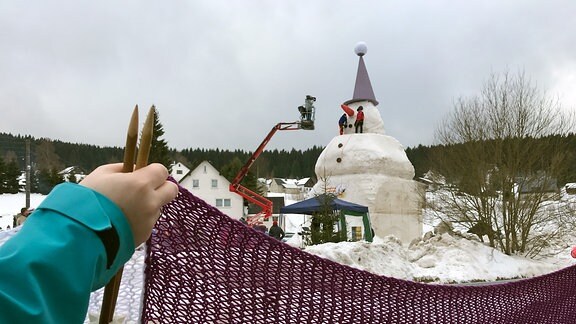 Ein paar übermütige Erzgebirger haben am Sonntag einen Rekord aufgestellt. Sie errichteten in einer einmaligen Hau-Ruck-Aktion in Carlsfeld den größten Schneemann Deutschlands