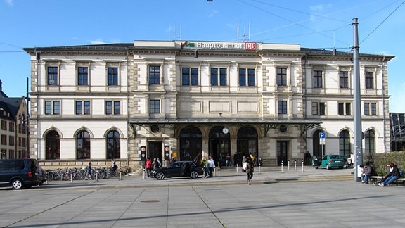 Blick auf den Haupteingang des Chemnitzer Hauptbahnhofs