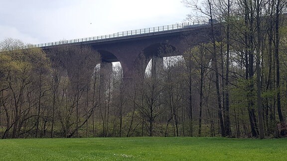 Blick vom Striegistal hoch zur Brücke an der Autobahn A4