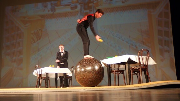 Im Chemnitzer Schauspielhaus hatte am Montag die Gala "Zirkus kennt keine Grenzen" Premiere. Chemnitzer und ausländische Kinder und Jugendliche präsentierten ein Programm, das sie sich in mehreren Monaten erarbeitet hatten