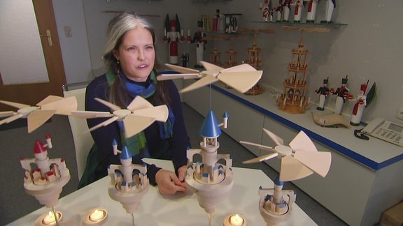 Jung-Designerin Emma Brix aus Seiffen mit ihren Luftschlösser-Pyramiden, die zu schweben scheinen