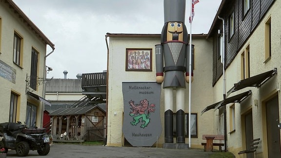 Für die Gemeinde Neuhausen im Erzgebirge hat einer ihrer Bewohner ein Tourismusmagnet erschaffen. In seinem Privathaus schuf Jürgen Löschner ein Nussknackermuseum. Nun konnte er den 30. Geburtstag der Sammlung feiern