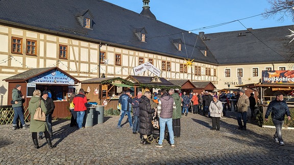 Besucher auf einem Weihnachtsmarkt