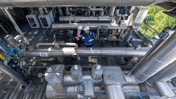 Martin Gräbner und Tilo Peissig stehen in der Großversuchsanlage für E-Fuels der TU in Freiberg.