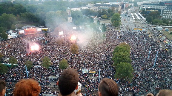 Zehntausende Menschen auf dem Platz neben der Chemnitzer Johanniskirche zum Konzert "Wir sind mehr"