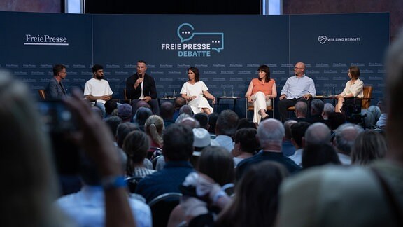 Annalena Baerbock und Wladimir Klitschko unterhalten sich auf der Leser-Debatte der Tageszeitung "Freie Presse" in Chemnitz.