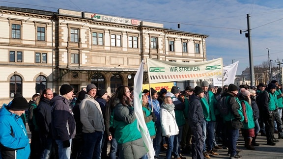 Lokführer stehen vor dem Chemnitzer Bahnhof.