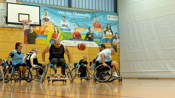 Rollstuhlfahrer spielen Basketball