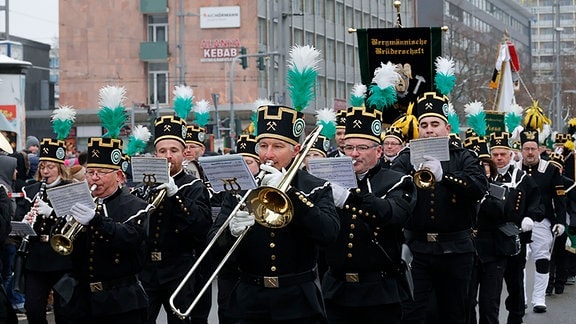 Bergmannsvereine laufen zu einer Bergparade in der Innenstadt von Chemnitz. 