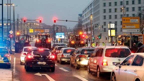 Traktoren stehen auf einer Kreuzung im Chemnitzer Zentrum.